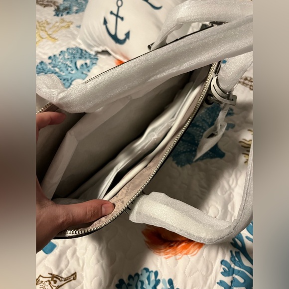 NWT Michael Kors Optic White Jet Set Purse - Picture 15 of 16